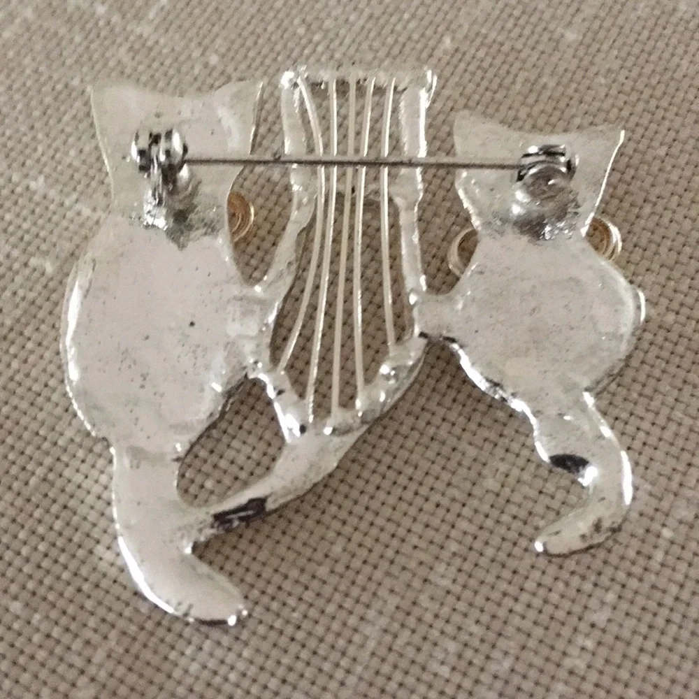 VINTAGE Sitting Cat Trio Silver Toned Pin